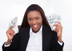 Une femme exhibant des billets de banque