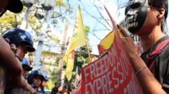 Potret masyarakat melakukan aksi demonstrasi dengan membentangkan poster menyuarakan kebebasan berekspresi dan berpendapat. 