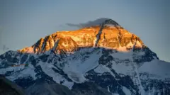 ఎవరెస్ట్ ప్రాంతంలో కుప్పకూలిన హెలికాప్టర్