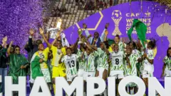 Lokacin da ƴan wasa mata na Najeriya suka ɗaga kofin da suka lashe na gasar ƙallon ƙafa ta mata da aka yi a Morocco, ranar 26 ga watan Yulin 2025