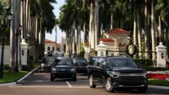 Coches blindados abandonan la residencia de Trump en Palm Beach, Florida.