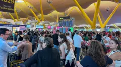 Passageiros esperam para fazer check-in no Aeroporto Adolfo Suarez Madrid-Barajas,Madrid, Espanha, 19julho2024.