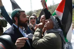 Un israelí y un palestino discuten.