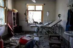 د یوه روغتون کوټه چې تر برید وروسته ویجاړی پکې ښکاري. د کړکیو ښېښې او المارۍ ماتې دي، چپرکټ ته لا هم یو سیروم راځوړند دی او په کوټه کې ګڼ مات شوي توکي لیدل کېږي.