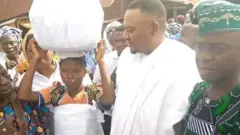 Arugba atawọn eeyan to n lọ si ojubọ Orugbo