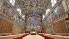 Imagem do interior da Capela Sistina vazia, com várias mesas prontas para o conclave.