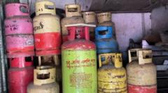 'টাকা দিয়েও গ্যাস পাচ্ছি না'- সিলিন্ডার গ্যাস সংকটে দিনভর ভোগান্তি 