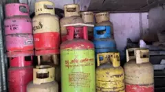 এলপি গ্যাস না পেয়ে ভোগান্তিতে পড়েছেন সাধারণ মানুষ। 