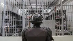 Umurinzi wa gereza ari kuri gereza yitwa CECOT (Center for the Compulsory Housing of Terrorism). Ifoto yo ku itariki ya 4 Mata (4) mu mwaka wa 2025, i Tecoluca, muri San Vicente, mu gihugu cya El Salvador.
