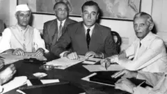 বাঁদিক থেকে জওহরলাল নেহরু, লর্ড ইসমে, লর্ড মাউন্টব্যাটেন, মুহাম্মদ আলী জিন্নাহ