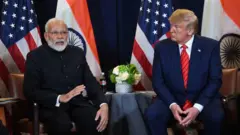 अमेरिकेचे अध्यक्ष डोनाल्ड ट्रम्प यांच्यासोबत पंतप्रधान नरेंद्र मोदी 