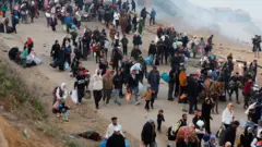 الغزيون يبدأون العودة إلى شمال غزة