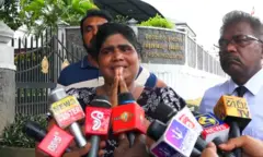 මිය ගිය පුද්ගලයාගේ සහෝදරිය වන ආර්.එම්.පී. රත්නාවලී මාධ්‍යවේදීන්ට අදහස් දක්වමින්