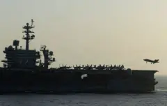 Tàu USS Abraham Lincoln tiến hành các hoạt động phong tỏa của Mỹ liên quan đến Eo biển Hormuz vào ngày 16/4/2026