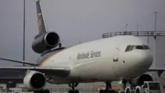 عکس آرشیوی: یک فروند هواپیما باری «مک‌دانلد داگلاس ام‌دی -۱۱» در لوئی‌ویل، کنتاکی در سال ۲۰۲۲