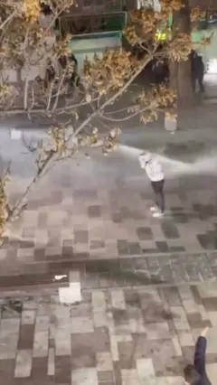 ایستادگی معترضان مقابل خودروی آبپاش