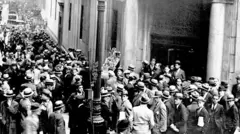 Miles de personas se aglomeran a la entrada de la bolsa de Nueva York pidiendo información sobre sus inversiones en octubre de 1929.
