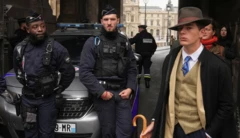 O francês Pedro Elias Garzon Delvaux, 15, fotografado de colete e chapéu fedora em frente ao Louvre após o assalto, em 19 de outubro de 2025.