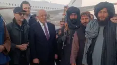 زلمے خلیل زاد کابل کے ہوائی اڈے پر طالبان کے متعدد سرکاری اہلکاروں  کے ساتھ