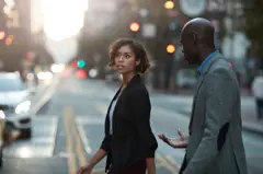 Un homme parlant à une femme