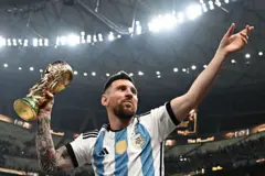 Leo Messi festeja con la Copa del Mundo 2022 en sus manos.