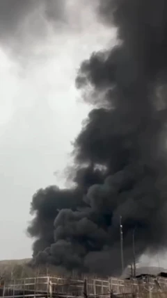 انبار نفت شهران همچنان می‌سوزد