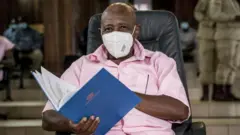 Paul Rusesabagina yafashwe isanamu ari muri sentare (urukiko mu kinyarwanda) mu kwa kabiri 2021