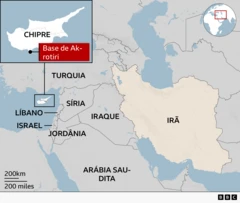 Mapa mostra o Mediterrâneo Oriental e o Oriente Médio. Chipre está destacado com um mapa ampliado da ilha, marcando a localização da Base Aérea da RAF em Akrotiri, ao sul.