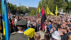 Прощання з Андрієм Парубієм на Личаківському цвинтарі у Львові 