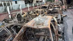 ভাটারা থানার সামনে পুড়িয়ে দেয়া পুলিশের জব্দ করা গাড়ি