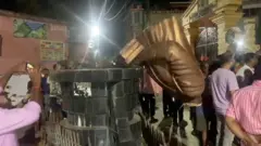 लेनिन की टूटी हुई मूर्ति