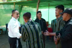 ချင်း CPU ခေါင်းဆောင်တွေ(ကျောပေးထားတဲ့အမျိုးသားတွေ)၊နဲ့ အေအေခေါင်းဆောင်ဗိုလ်ချုပ်ထွန်းမြတ်နိုင်(ညာဘက်က အင်္ကျီအဖြူဝတ် မျက်မှန်တပ်အမျိုးသား) တို့ လက်ဆွဲနှုတ်ဆက်နေကြ