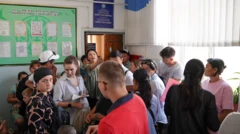 Комиссияга кирүү үчүн кезек күткөн ата-энелер