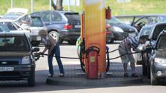 Беларусь экспортировала в Россию рекордный объем бензина в июне. Грозит ли это дефицитом и ростом цен внутри страны?