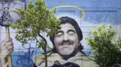 Imagen de Maradona en un mural.