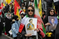 متظاهرة ايرانية ترفع صورة المرشد الأعلى الإيراني مجتبى خامنئي خلال تظاهرة "يوم القدس" في طهران اليوم