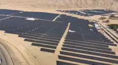 نیروگاه برق آفتابی نغلو پنلهای آفتابی در یک دشت دیده میشود