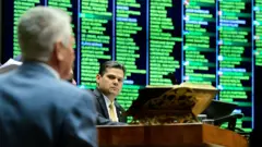 Davi Alcolumbre diate do painel do Senado em sessão conjunta do Congresso que derrubou veto de Lula à dosimetria 