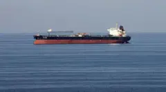 یک نفت‌کش در میان دریا