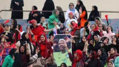 مشجعات إيرانيات يحملن صورة نيمار