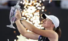 فازت إيجا سوياتيك بالبطولة الختامية لموسم تنس السيدات في المكسيك الشهر الماضي