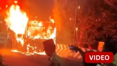 புதுச்சேரியில் தீப்பற்றி எரிந்த ஆம்னி பேருந்து