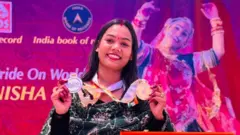 સૌથી લાંબો સમય સુધી સોલો ગરબા કરવાનો રેકોર્ડ કોણે બનાવ્યો, એશિયા બૂક ઓફ રેકોર્ડ્સ, ઇન્ડિયા બૂૂક ઓફ રેકોર્ડ્સ, વડોદરાનાં મનીષાબહેન સૈની, બીબીસી ગુજરાતી સમાચાર
રેકૉર્ડનાં પ્રમાણપત્ર સાથે મનીષા બહેન સૈની