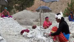 गिटी कुट्दै गरेका महिलाहरू