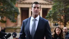 بن رابرتز اسمیت در مقابل دادگاه در جمع خبرنگاران 