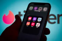 প্রথমদিকে শুধু ছেলেরা ডেটিং অ্যাপের ব্যবহারকারী হলেও এখন অনেক মেয়েও এগুলো ব্যবহার করছে।