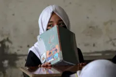 یک دختر دانش آموز در افغانستان