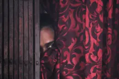 "මේ රස්සාවෙ යෙදිලා ඉන්න මගේ මිතුරියකගෙ දරුවන් දෙන්නාට ඉස්කෝල 15කට වඩා මාරු වෙන්න වුණා. ඒ එයලාගෙ අම්මා ගණිකාවක් කියලා දැනගත්තාට පස්සේ. අපිත් කැමතියි දරුවන්ට උගන්වලා හොඳ තැනකට ගේන්න,"