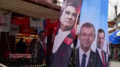 Atatürk, Özgür Özel ve Ekrem İmamoğlu'nun resimleri 