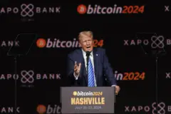 Trump com mural escrito "bitcoin" ao fundo